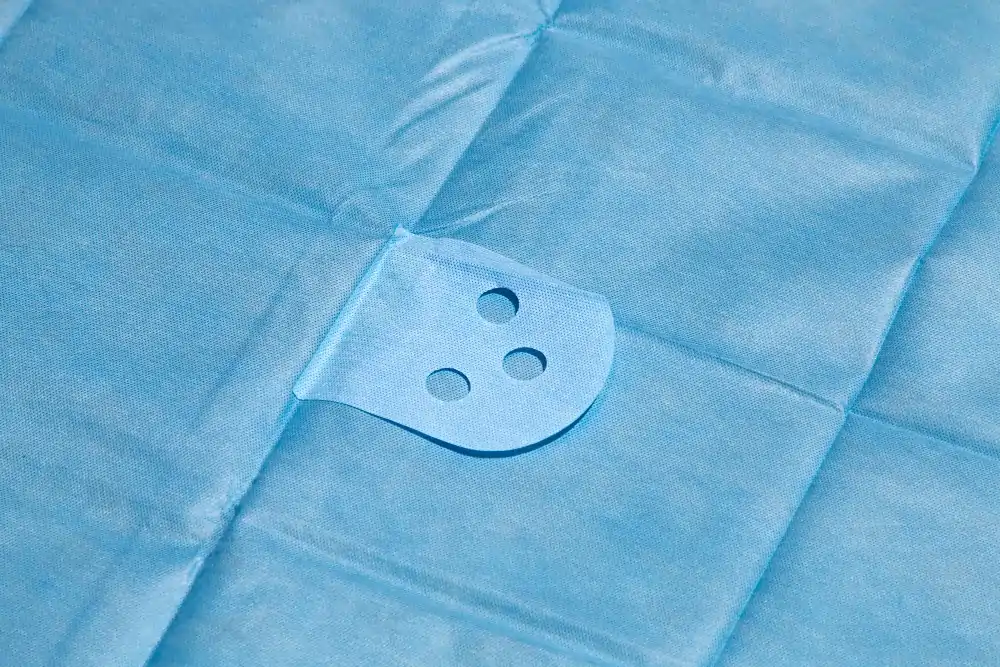 Surgical Drape SMS (130 x 200cm) with Diamond Fenestration (13 x 10cm)