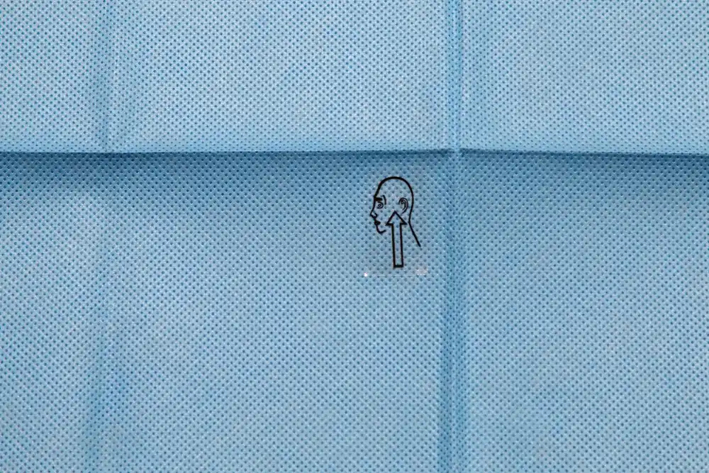 Surgical Drape SMS (130 x 200cm) with Adhesive Diamond Fenestration (13 x 10cm)